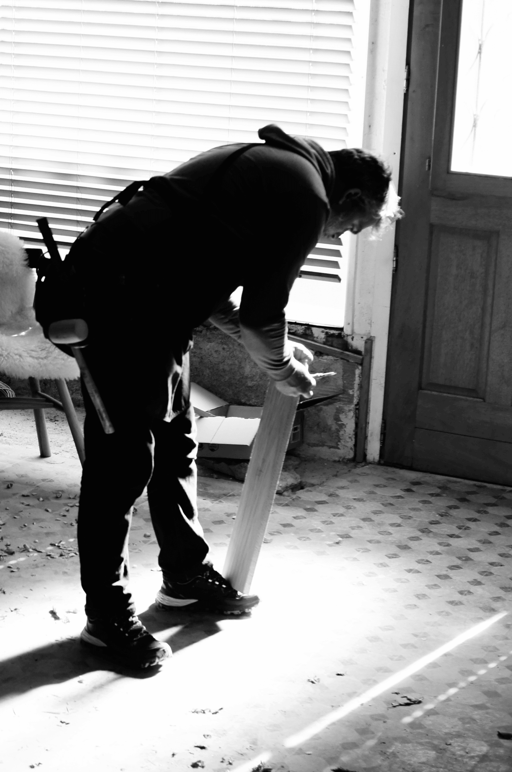 travail du bois à contrejour dans l'atelier