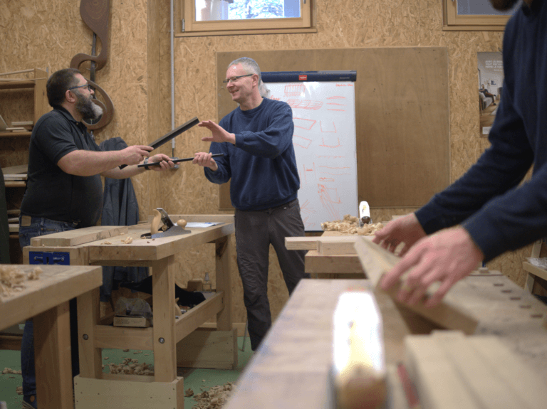 Atelier de formation au travail du bois à la main développé par La Manufacture Atelier Bois et proposé à La Croisée Découverte