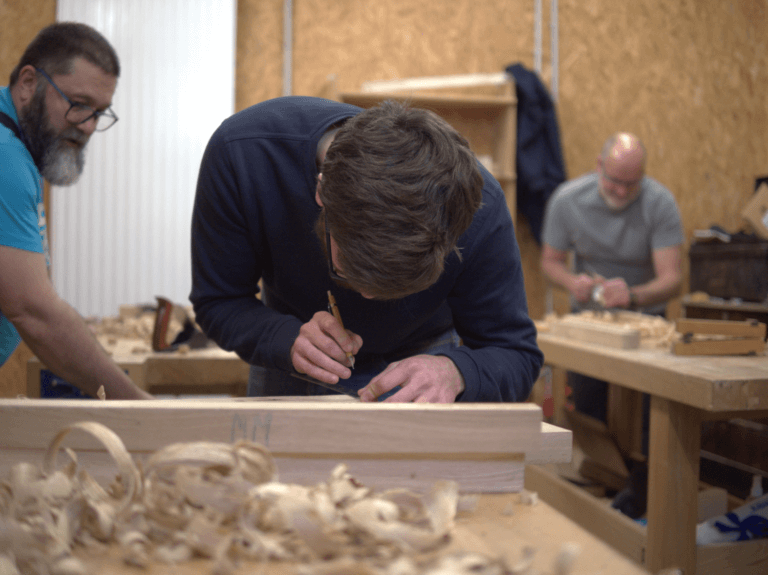 Formation au travail du bois à la main - traçage - La Manufacture Atelier Bois