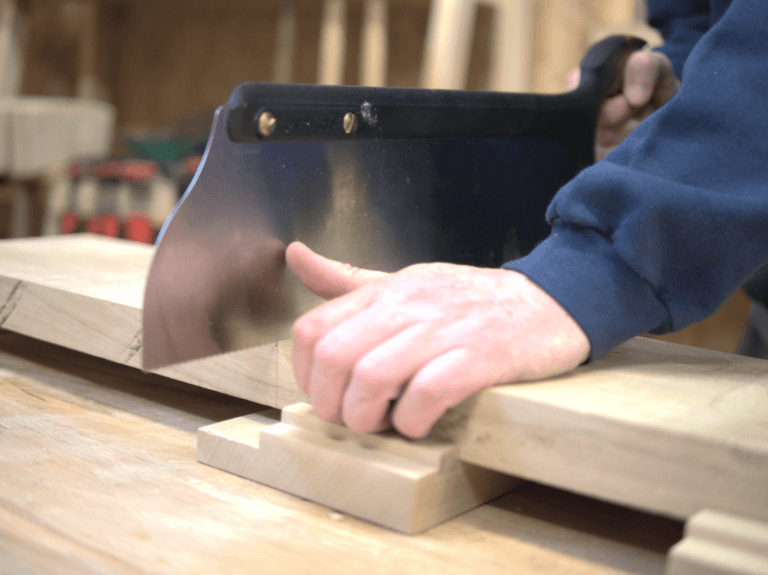 Techniques de sciage développées lors de la formation au travail du bois aux outils à main donnée à la Croisée Découverte et développée par La Manufacture Atelier Bois