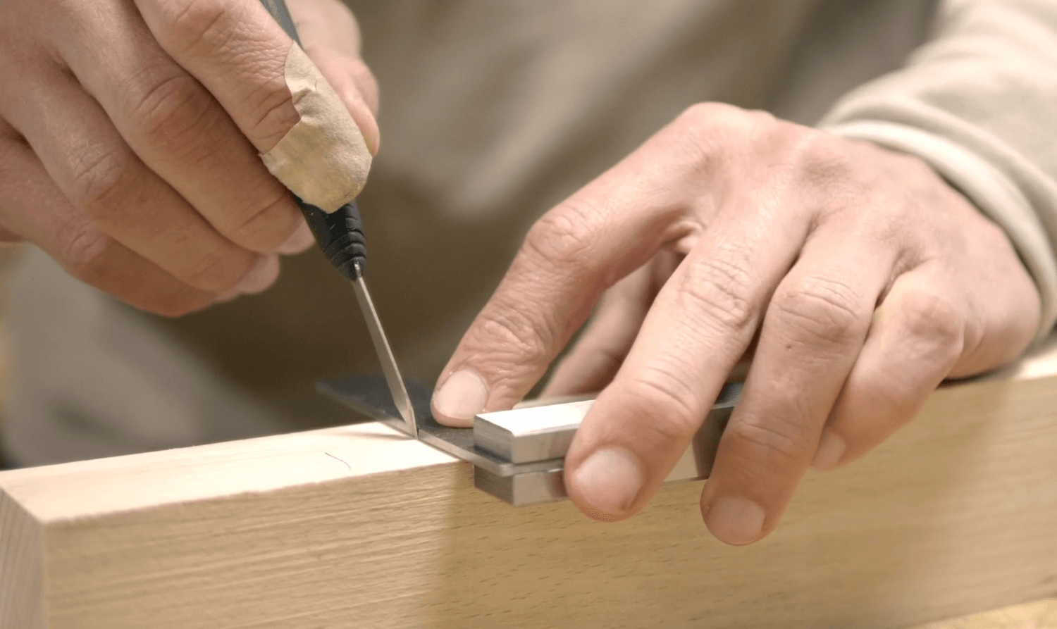 Une équerre et une trusquin, les outils de base pour apprendre à travailler le bois à la main